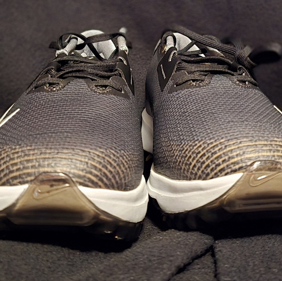 Nike Air Zoom Infinity Tour 2 Size 12 in Black and Gold